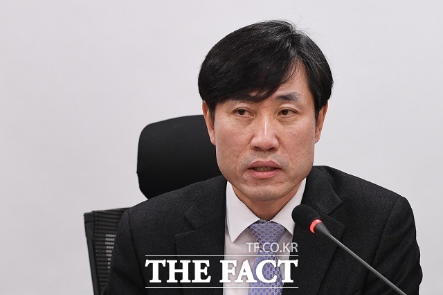 하태경 국민의힘 의원은 1일 혁신 도시 소재 공공기관 채용시 지방대 출신 비율을 현행 30%에서 50%로 확대하는 공약을 제시한 이낙연 더불어민주당 대표를 향해 공정은 아예 쓰레기통에 내버렸느냐고 지적했다. /남윤호 기자