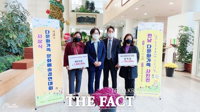 지난달 30일 전남도청 윤선도 홀에서 열린 ‘제4회 전라남도 다문화가족 문화예술 경연대회’에서 다문화가족의 자기 성장과 꿈을 향해 도전하는 열정을 담아낸 작품을 선보인 화순군 다문화가족 팀이 최우수상을 받았다./ 화순군 제공