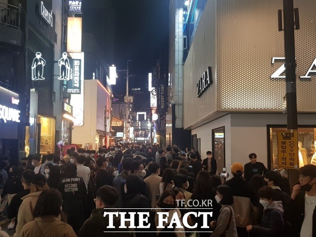 핼러윈 데이를 맞은 10월 마지막날인 31일 부산의 대표적인 중심가 ‘서면’ 일대에 몰려든 젊은이들. /부산=조탁만 기자