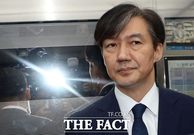 조국 전 법무부 장관이 1일 이중국적 상태인 아들의 군 입대 문제가 거론되자 대학원 졸업 후 입대한다고 말했다. /배정한 기자