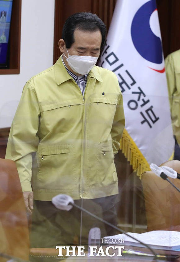 정세균 국무총리가 1일 오후 서울 종로구 정부서울청사에서 열린 코로나19 대응 중앙재난안전대책본부회의에 참석하고 있다. /임영무 기자