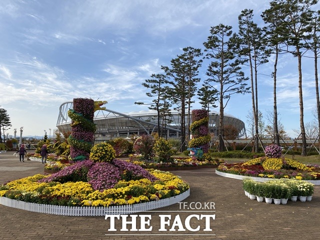 경남 진주시는 오는 8일까지 가을 국화향기를 물씬 느낄 수 있는 국화작품을 분산 전시하고 있다. /진주시 제공