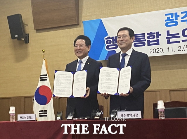 이용섭 광주시장과 김영록 전남지사는 2일 오전 11시경 광주 김대중컨벤션센터에서 ‘광주·전남 행정통합 논의 합의문 서명식’을 갖고 합의문을 발표했다./ 광주=나소희 기자