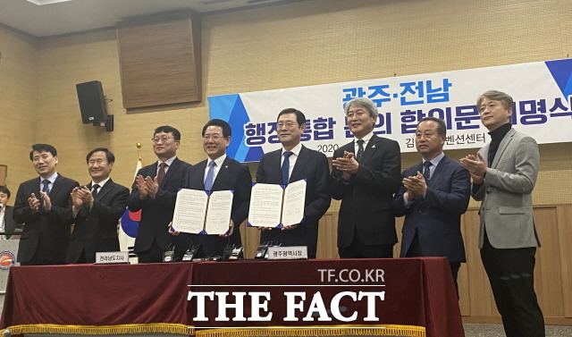 광주·전남 양 시·도지사, 기획조정실장, 자치행정국장, 대변인이 ‘광주·전남 행정통합 논의 합의문 서명식’에 참석했다./ 광주=나소희 기자