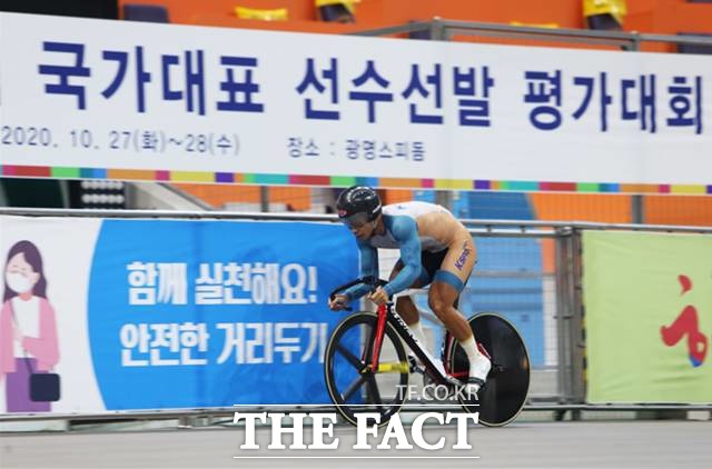 경륜에서 최고의 기량을 가진 정종진 선수가 2020 사이클 트랙 국가대표 선발전에서 200M 플라잉 스타트에 출전해 전력 질주하고 있다./기금조성총괄본부 제공