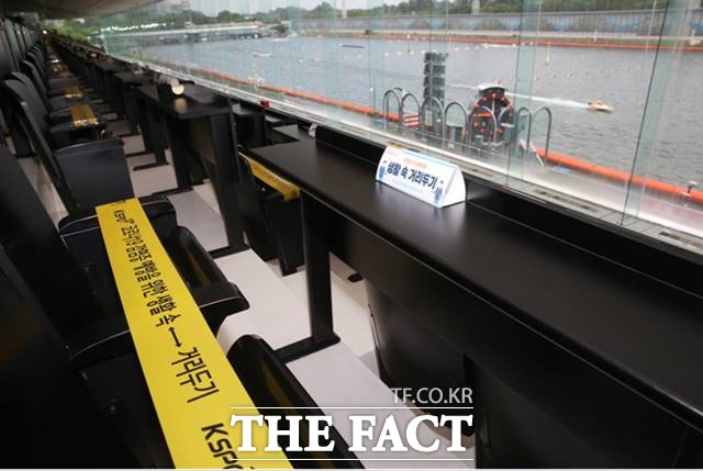 11월 4일 부분 재개장을 앞둔 미사 경정장 관람석에 사회적 거리두기 표시가 설치되어 있다./기금조성총괄본부 제공