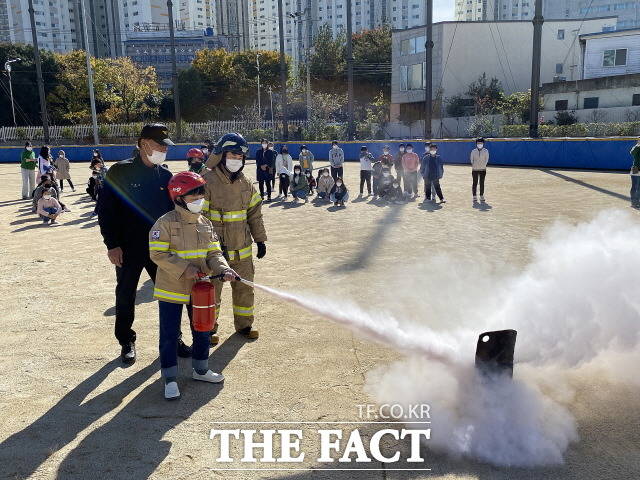 광주 남부소방서는 남구 양림동 학강초등학교 5학년 학생 100여 명을 대상으로 ‘119소년단 안전체험교육’을 운영했다고 2일 밝혔다./ 광주 남부소방서 제공