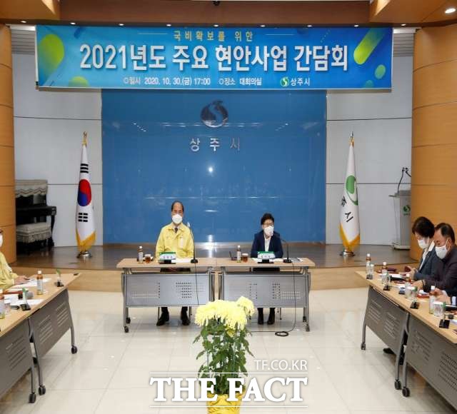 상주시는 지난 30일 지역 국회의원이 참석한 가운데 ‘2021년도 주요 현안사업 간담회’를 열었다.강영석 상주시장(왼쪽) 과 임이자 국회의원/상주시제공