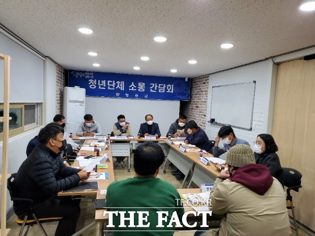 전남 영광군은 그동안 코로나19로 연기된 청년단체 소통 간담회를 지난달 29일 영광군청년센터 청춘공방에서 개최했다고 2일 밝혔다./ 영광군 제공