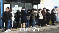 [TF포토] 쌀쌀한 날씨에 출근 버스 기다리는 시민들