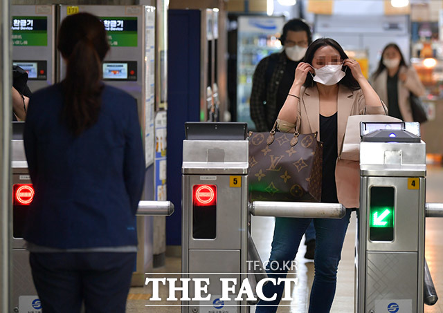 국민 4명 중 3명은 전국 도시철도에도 코레일처럼 무임승차 비용보전이 필요하다고 생각하는 것으로 나타났다. 14일 오후 서울 영등포구 당산역 2호선에서 역무원이 개찰구에서 마스크 착용을 확인하고 있다. /이덕인 기자