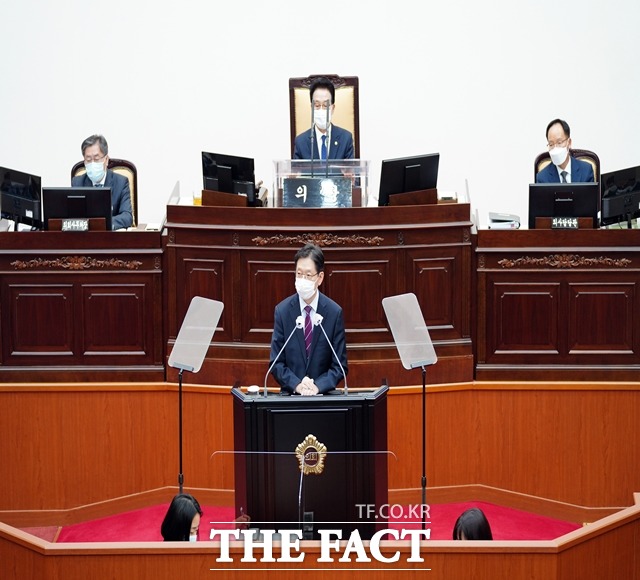 김경수 경남도지사가 3일 열린 제381회 경상남도의회 정례회에서 시정연설을 하고 있다. /경남도 제공