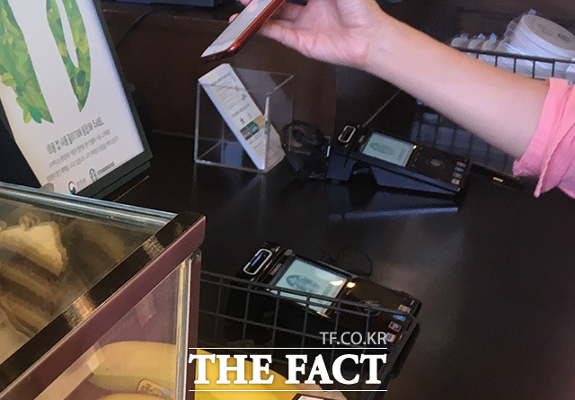 3일 한국은행이 발표한 국내 지급결제 동향 통계에 따르면 올해 1∼9월 모바일과 PC 등을 통한 비대면 결제 규모는 일평균 8330억 원으로, 지난해 같은 기간보다 17% 늘었다. /더팩트DB