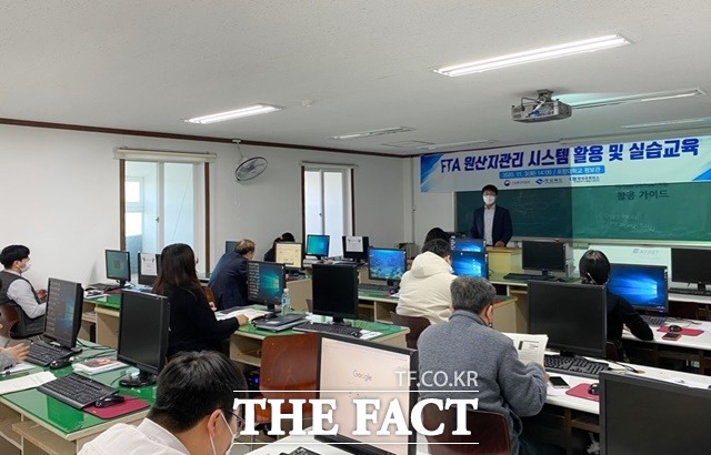 포항상공회의소 경북동부 FTA활용지원센터는 3일 지역 수출업체 FTA 담당자 실무역량 강화를 위해 ‘FTA 원산지관리 시스템 활용 및 실습교육’을 실시했다./포항상공회의소 제공