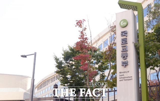 국토부는 혁신위가 확정한 권고안을 기반으로 제도 개선을 추진해 플랫폼과 택시가 상생하면서 모빌리티 이용 편의가 개선될 수 있도록 노력하겠다고 밝혔다. /더팩트 DB