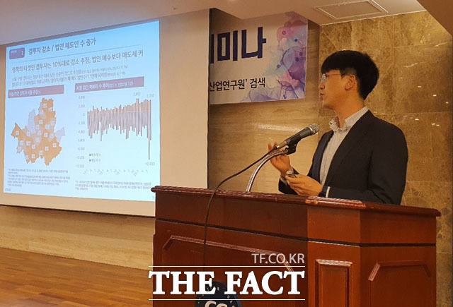 부동산 전문가들은 내년에도 전세시장이 암울할 것으로 진단하고 있다. 사진은 지난 2일 서울 강남구 논현동 소재 건설회관에서 진행된 2021년 건설·부동산 경기전망 온라인 세미나에서 김성환 한국건설산업연구원 부연구위원이 발표하는 모습. /윤정원 기자