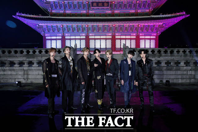 3일 오전 11시 7분 현재 빅히트는 전일대비 4.18%(6000원) 오른 14만9500에 거래 중이다. 사진은 빅히트의 소속 아티스트인 방탄소년단. /빅히트 제공