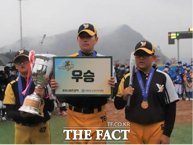 경기 남양주야놀 유소년야구단 선수들이 1일 막을 내린 2020 한국컵 신한드림배 전국유소년야구대회 유소년리그 청룡에서 우승을 차지한 뒤 기념촬영을 하고 있다./한국스포츠경제 제공