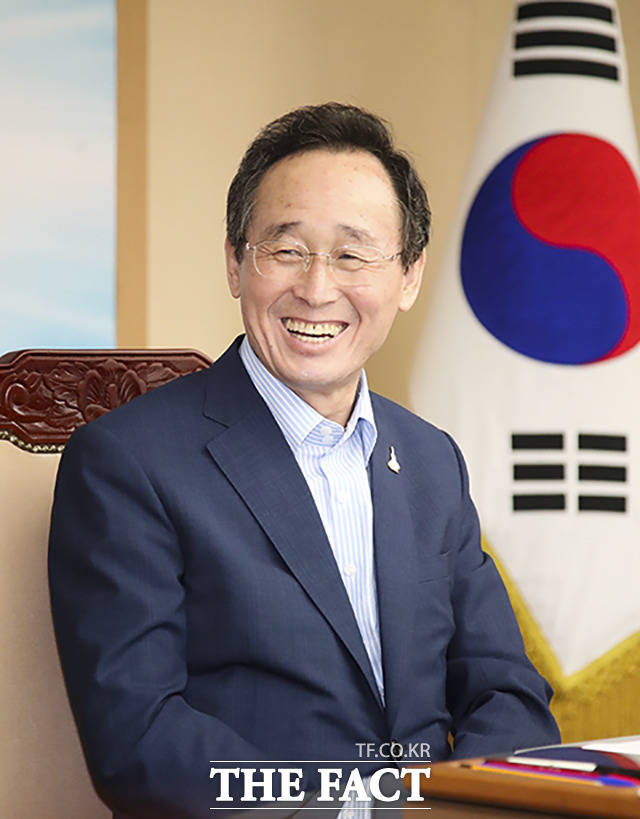 정부가 전북 전주에 소재한 (재)한국탄소융합기술원을 한국탄소산업진흥원으로 지정·의결하자 송하진 전북도지사가 이와 관련해 인터뷰를 하고 있다. /전북도 제공