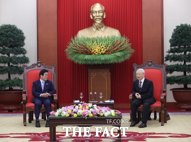 박병석 국회의장은 2일 베트남 하노이에서 응우옌 티 낌 국회의장과 회담에서 양국 관계를 포괄적 전략적 협력 동반자 관계로 격상하자는 데 공감했다. /국회 제공