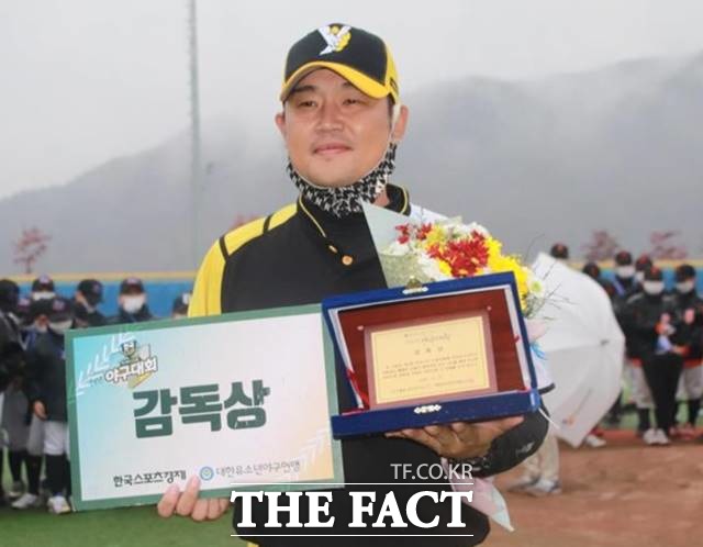 2020한국컵 감독상을 수상한 남양주야놀 유소년야구단 권오현 감독./한국스포츠경제 제공