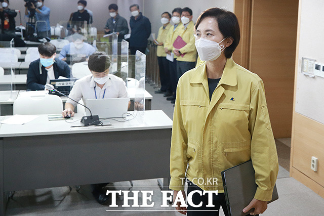 유은혜 교육부총리 겸 사회부총리 수능을 한 달 앞두고 격리·확진된 수험생의 응시 기회도 보호할 수 있도록 수능 방역을 철저히 준비하겠다고 3일 밝혔다. /임영무 기자