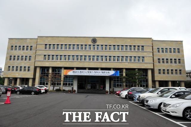 제주도교육청은 정부 4차 추경에 따른 학교 밖 아동‘아동양육 한시지원금’추가 접수 기간을 3일부터 13일까지 운영한다.사진은 제주도교육청 전경/제주도교육청 제공