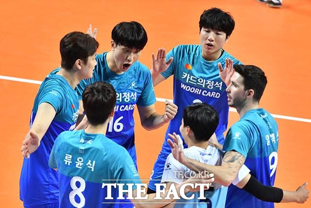 5일 오후 7시 수원실내체육관에서 열리는 2020-21시즌 V리그 남자부 한국전력-우리카드전을 대상으로 한 배구토토 매치 46회차 투표율 중간집계 결과 참가자들은 원정팀 우리카드의 우세를 예상하는 것으로 나타났다./KOVO 제공