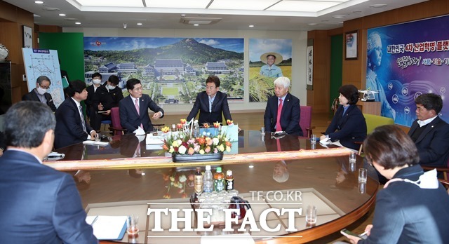 포항시의회 의장단들이 4일 경북도청을 방문해 이철우(가운데) 도지사와 포항지역 현안에 대해 논의하고 있다./포항시의회 제공