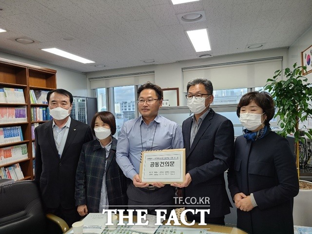 석탄발전소를 둔 경남 고성·하동 등 전국 10개 지방자치단체가 화력발전 지역자원시설세 세율 인상과 관련한 지방세법 개정안 처리를 촉구하는 내용의 공동건의문을 행정안전부에 전달하고 있다. /하동군 제공