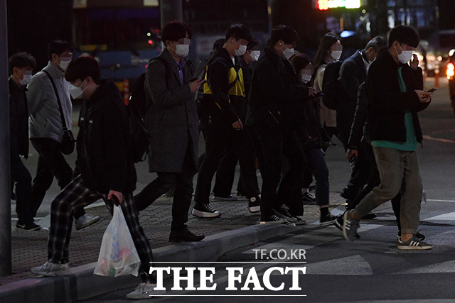 전국적으로 추위가 찾아와 쌀쌀한 날씨를 보이고 있는 4일 오후 인천 서구 검암역 일대의 시민들이 두꺼운 외투를 걸친 채 발걸음을 재촉하고 있다. /인천=남용희 기자