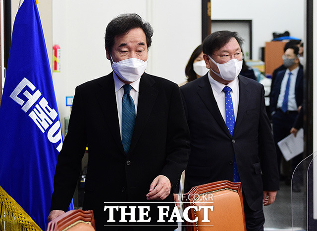 당장 보궐선거를 앞둔 상황에서 당정 갈등이 재현될 경우 리스크로 작용할 수 있다는 우려 목소리가 나온다. 지난달 26일 이낙연 민주당 대표(왼쪽)와 김태년 원내대표. /남윤호 기자