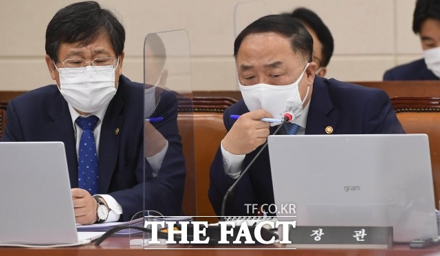 홍남기 경제부총리의 사퇴 해프닝으로 당정간 갈등은 일단락 됐지만 후폭풍이 우려되고 있다. 지난달 22일 국회에서 열린 기획재정위원회 국정감사에서 발언하는 홍 부총리. /이새롬 기자