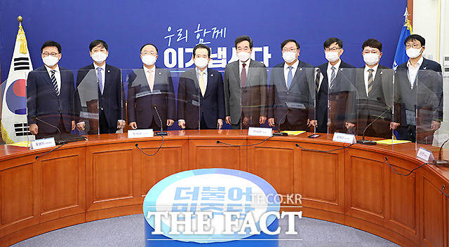 민주당은 홍 부총리의 공개 사의 표명을 정치적 행동이라고 비판했지만 문 대통령의 반려 이후 흔들림 없이 나가야 될 것이라고 했다. 지난 9월 열린 고위 당정청 협의회. /이새롬 기자