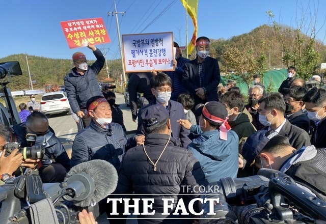 박재민 국방부 차관이 미군 아파치헬기 사격훈련 강행을 예고하자 흥분한 포항장기면 주민들이 거칠게 항의하고 있다/포항수성사격장반대위 제공