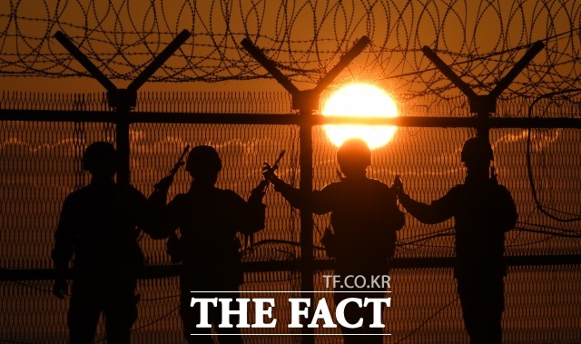 합동참모본부는 4일 오전 전날 동부 지역 전방에서 감시장비에 포착된 미상 인원 1명을 추적해 오늘 오전 9시 50분께 안전하게 신병을 확보했다고 밝혔다. 지난 1월 육군 장병들이 강원도 고성군 해안가 수제선정밀정찰을 하는 모습. /더팩트 DB