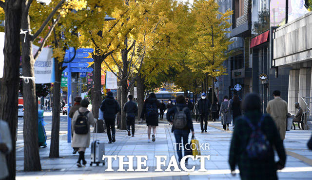 전국적으로 추위가 찾아온 4일 오후 서울 종로구 광화문광장 일대에서 시민들이 두꺼운 외투를 걸친채 거리를 걷고 있다. /임세준 기자