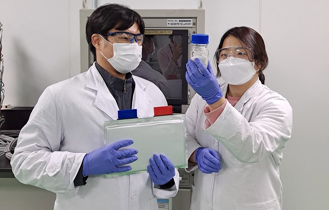 SK이노베이션이 4일부터 전고체, 리튬메탈 등 차세대 배터리 기술 연구를 위한 인력 채용에 나선다고 밝혔다. 사진은 대전에 위치한 SK이노베이션 기술혁신연구원에서 연구원이 차세대 배터리 기술을 연구하고 있는 모습. /SK이노베이션 제공