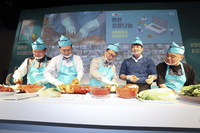  김치 담근 구현모 사장…KT, '랜선 김장나눔' 행사 개최