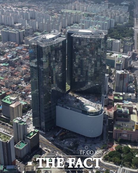 제주시는 도내 최고층 건축물인 ‘드림타워’에 대한 건축물 사용을 5일자로 승인했다. 사진은 제주시 노형동에 있는 드림타워 전경 / 제주시 제공