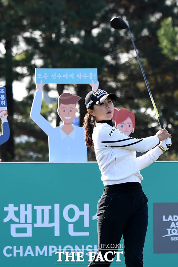 KLPGA 투어 하나금융그룹 챔피언십 1라운드가 5일 오전 인천 영종도 스카이72 골프앤리조트에서 열린 가운데 허윤경이 티샷을 하고 있다. /인천=남용희 기자