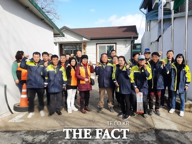전남 담양군(군수 최형식)은 화재와 위기상황 등 도움의 손길에 필요한 곳이면 어디든 마다하지 않고 찾아가 용기와 희망을 전달한 대전면의용소방대가 ‘2020 좋은이웃 밝은동네’ 시상식에서 공로상 수상자로 선정됐다고 5일 밝혔다./ 담양군 제공