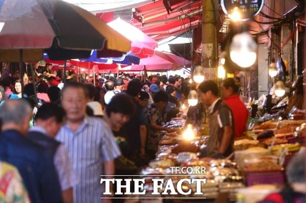 40대와 50대의 자영업자 숫자는 크게 감소했다. 사회적 거리두기와 외출·외식 자제 분위기에 따라 대면서비스 업종 위주로 타격을 받았기 때문인 것으로 풀이된다. /더팩트DB