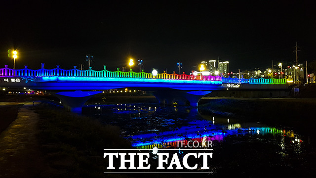 정읍시는 시민 힐링공간 제공을 위해 정읍천에 세워진 샘골다리에 사업비 총 3억원을 투입, 야관 경관조명을 설치했다. /정읍시 제공