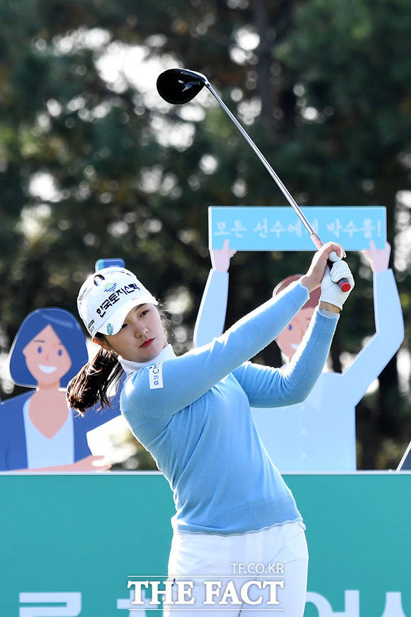 KLPGA 투어 하나금융그룹 챔피언십 1라운드가 5일 오전 인천 영종도 스카이72 골프앤리조트에서 열린 가운데 박현경이 티샷을 하고 있다. /인천=남용희 기자