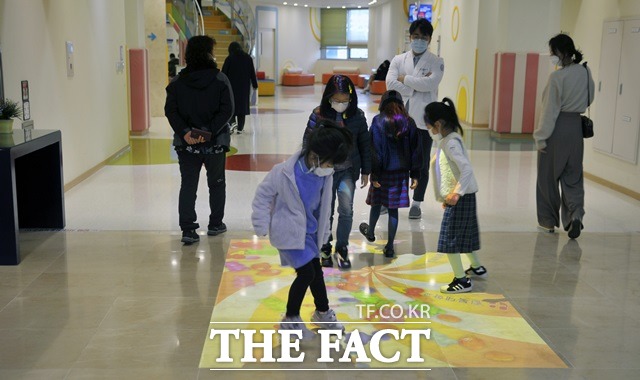 전북대병원이 치료 중인 환아들을 위해 움직임을 인식하는 빔 프로젝터(모션월)를 설치했다. /전북대병원 제공