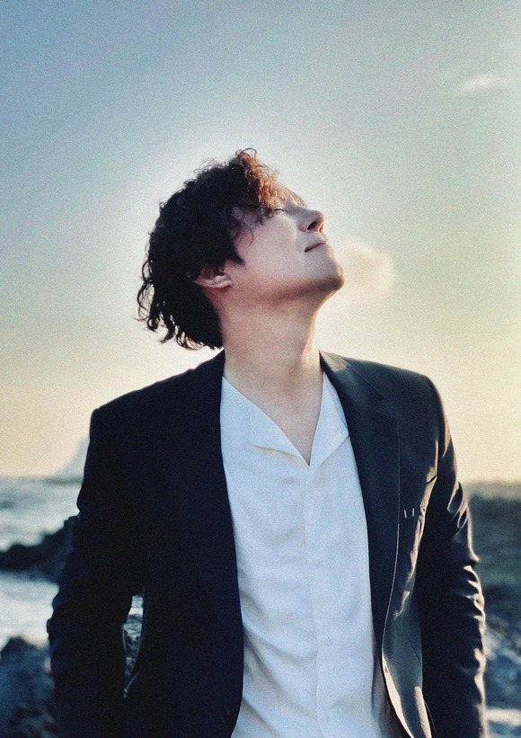 임창정이 지난달 19일 16번째 정규 앨범 힘든 건 사랑이 아니다를 발표했고 3주째 많은 사랑을 받고 있다. /예스아이엠엔터 제공