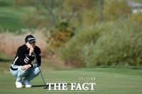 [TF포토] '신중하게 퍼팅 라인 살피는 유소연'