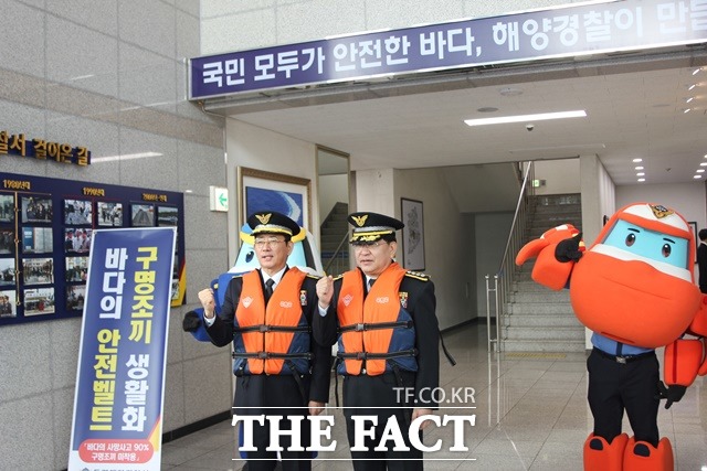 통영해양경찰서 홍보대사로 위촉된 전광렬(왼쪽)씨가 김평한 통영해경서장과 구명조끼 입기 캠페인을 벌이고 있다. /통영해경 제공
