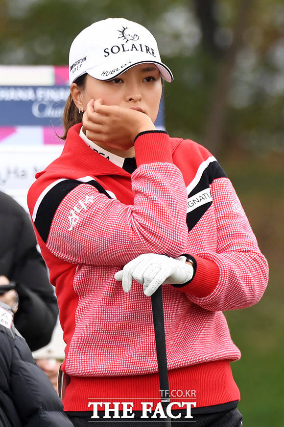 KLPGA 투어 하나금융그룹 챔피언십 2라운드가 6일 인천 영종도 스카이72 골프앤리조트에서 열린 가운데 고진영이 티샷을 하기 전 생각에 잠겨있다. /인천=남용희 기자